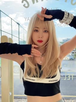 7JHH WIGS Layered Blonde Wig for Women High Density Synthetic Loose Straight Hair Wigs with Neat Bangs Beginner Friendly