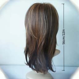 22-Inch Medium-Length Wavy Synthetic Wig, Made of Linen Blend and Brown Color, Is Suitable for Daily Wear by Fashionable Women