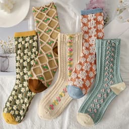 5 Pairs of New Retro Relief Plant Flower Women's Mid Tube Socks in Spring and Autumn Soft and Comfortable Women's Casual Socks