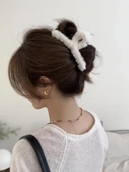 Fashion Faux Fur Hair Claws For Women Autumn Winter Plush Shearling Hair Clips 5.0 in Large Solid Crab Claw Clips For Thick Hair