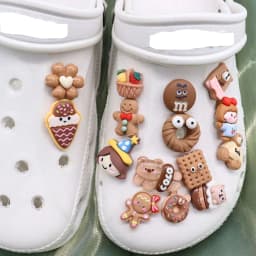 1-15PCS Resin Shoe Charms Chocolate Bear Girl Donut Ice Cream Flower Gingerbread Man Slipper Buckle Hole Shoes Ornament Kid Gift