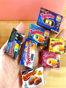 1/12 Scale Miniature Hostes,s Cakes Dollhouse Food Mini Cakes Mini Dollhouse Groceries Mini Doll Food Diorama and Snack Cake