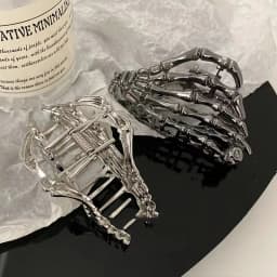 Retro Y2K Skull shaped Hair Claw Clip - Solid Color Hair Claw Clip Women's ponytail stabilizer Halloween accessory for daily use