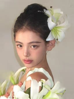 1pc Hawaii Elegant Romantic Lily Flower Grab Clip Temperament Shark Clip on the Back of the Head Shark Clip for a Beach Vacation