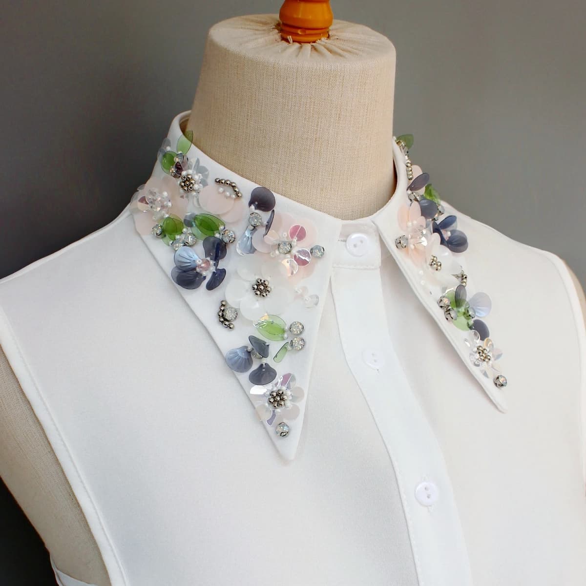 One Piece of Luxurious and Elaborately Crafted False Collar for Ladies. It Features Intricate Beadwork and Sequins, Embodies Th