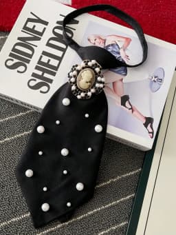 Original Niche Design: 1 Piece of Beauty Portrait Casual Tie with Artificial Pearls, Detachable and Adjustable, Suitable for Pairing with Shirts, Ideal for Parties, Outings, and Holiday Outfits