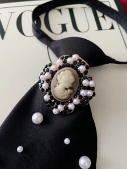 Original Niche Design: 1 Piece of Beauty Portrait Casual Tie with Artificial Pearls, Detachable and Adjustable, Suitable for Pairing with Shirts, Ideal for Parties, Outings, and Holiday Outfits