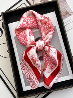 Vintage Chain Print Satin Square Scarf Soft Lightweight Women’s Fashion Accessory for Hair Neck Shawl Elegant Hair Scarf