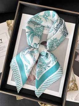 Vintage Chain Print Satin Square Scarf Soft Lightweight Women’s Fashion Accessory for Hair Neck Shawl Elegant Hair Scarf