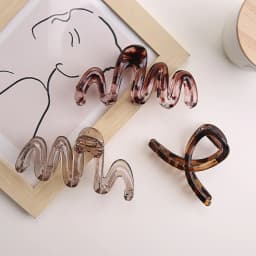 Women's Y2K Wavy High Glossy Amber Brown Large Lightweight Plastic Hair Clip Elegant and Minimalistic