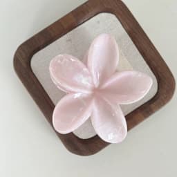 Tyrande Blunt Flower Grip Fresh and Sweet Egg Flower Back of Head Disc Hair Shark Clip Hair Ornament