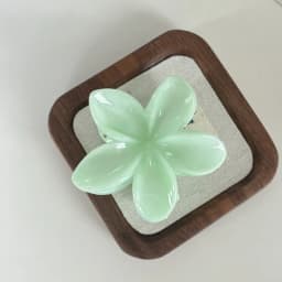 Tyrande Blunt Flower Grip Fresh and Sweet Egg Flower Back of Head Disc Hair Shark Clip Hair Ornament