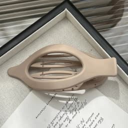 Large Plastic Hair Claw Clip Matte Color Hair Clamps Grab Hollowed Oval Geometric Barrettes Hairpin Women Hair Accessories