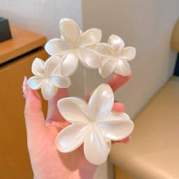 2Pcs white light sensitive flower clip, shark clip at the back of the head, beach vacation style, simple hair accessory