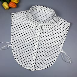Polka-dot false collar for shirts. It can be used as a decorative piece for shirts, sweaters, and sweatshirts in spring, summer,
