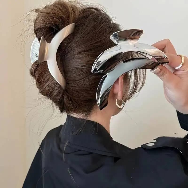 Summer New Arrival Metal Minimalist Style Curved Hair Claw Geometric Versatile Fashion Back-Head Bun Shark Clip Hair Accessory
