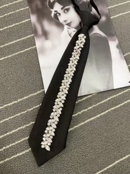 An Original, Niche Design, Shiny and Elegant Tie with Rhinestone Embellishments, Adjustable, Suitable for Spring and Summer, for Girls and Women to Wear with Dates, Shirts, Parties, and Festivals