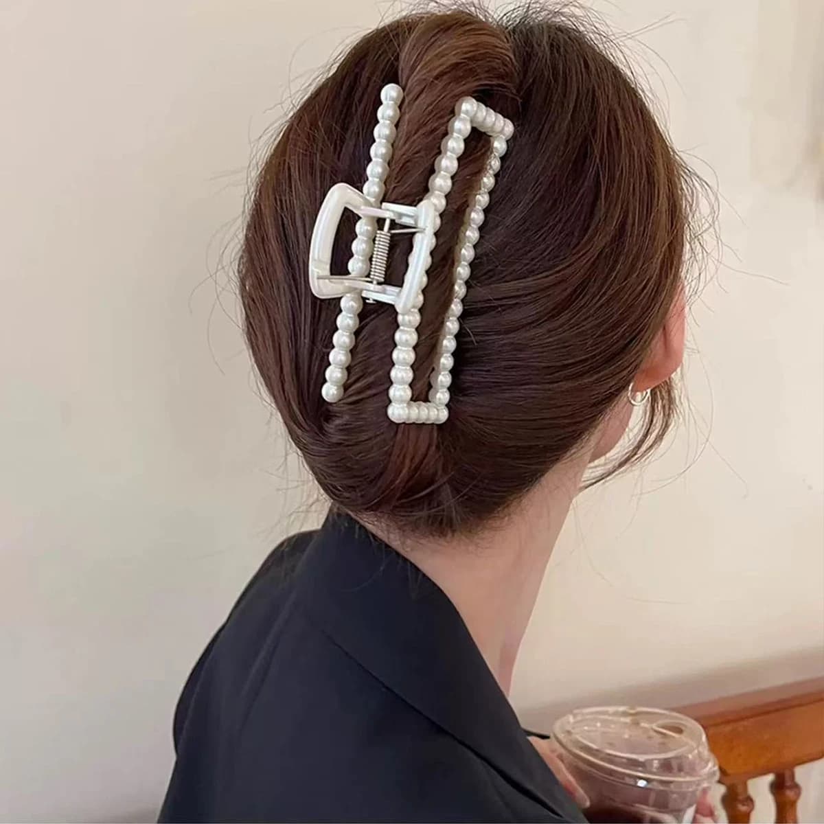 1pc Temperament Large Pearl Hair Clip, Elegant Back of the Head Grip Clip Pan Hair Ponytail Shark Clip, Simple Retro French Clip