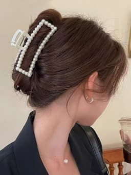 1pc Temperament Large Pearl Hair Clip, Elegant Back of the Head Grip Clip Pan Hair Ponytail Shark Clip, Simple Retro French Clip
