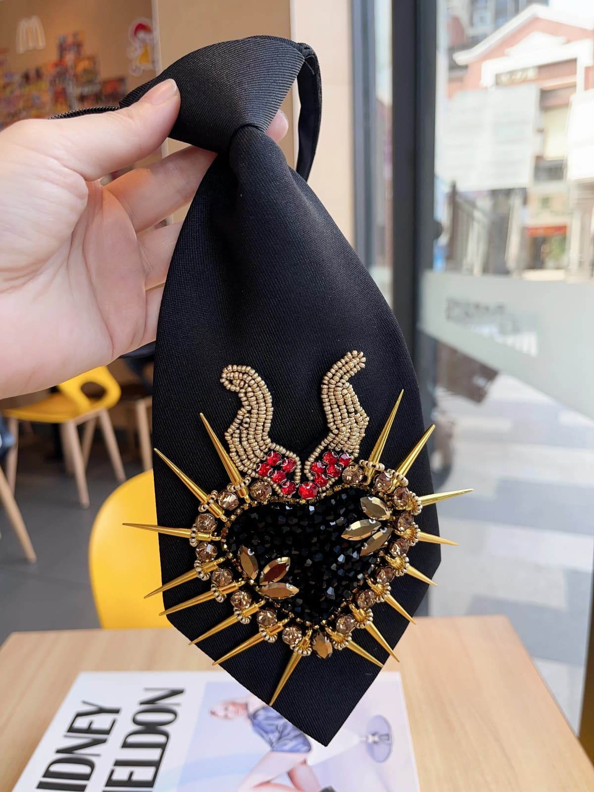 Women's Black Heart-Shaped Horn-Shaped Rice Bead and Rhinestone Embellished Tie, a Sparkling and Elegant Neck Accessory with a Thoughtful Design, Perfect for Banquets, Dinners, and Workplace Outfits