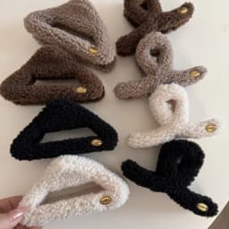 Oval small gold label plush large triangular grab clip fluff cross autumnwinter hairpin girl shark clip headgear hairaccessories