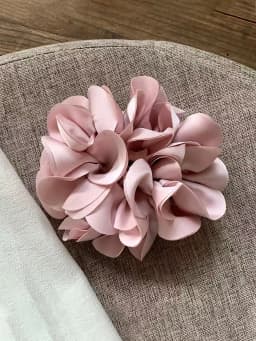 1pc Korean temperament petal bud large intestine scrunchie, female ball head flower head rope hair ornament