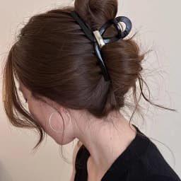 1PC Metal Label Black Large Hair Claw for Women, 2025 New Stylish High-End Back Hair Clip, Elegant Shark Clip Hair Accessory