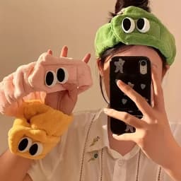 A Cute Cartoon Eye Hair Band for Women, Adjustable, Suitable for Washing the Face and Applying Makeup as a Hair Accessory