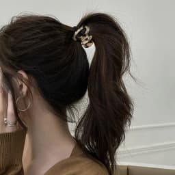 Elegant Sweet Small Oval Hair Claw Clip for Women Secure Grip Hair Accessories Ponytails Cute Hair Clips Sophisticated Style