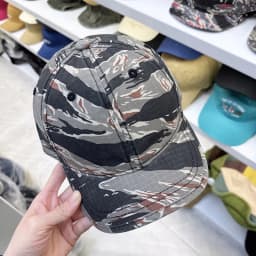 Retro Camo Short-Brim Baseball Cap for Men and Women, Versatile Soft-Top Sun Hat, Casual Outdoor Running Cap