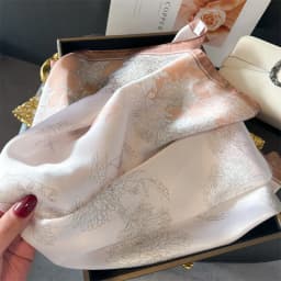 2024 Luxury Floral Print 70cm Square Silk Scarf Women Designer Scarves Bandana Foulard Shawl Hijab Echarpe Hairband Tie Ribbon