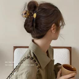 1pc Elegant Temperament Tortoiseshell Color Golden Label Letter Hair Claw, Women's High-End Temperament Hairstyle Shark Clip