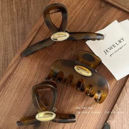 1pc Elegant Temperament Tortoiseshell Color Golden Label Letter Hair Claw, Women's High-End Temperament Hairstyle Shark Clip
