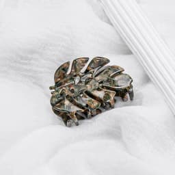 1/2pcs New Texture Leaf Style Fashionable, Fresh, Cute Shark Grab Wash Simple Clip