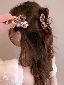 Elegant Rhinestone Flower Hair Clip for Womens Temperament Small Shark Clip Fashion Girls Hair Clamp