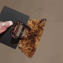 1pc Korean double-sided triangular grip clip with retro high-end feel, back of the head disc hair shark clip hair clip