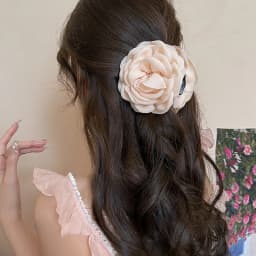1/4 piece high-end princess-style rose hairpin for women. Elegant fabric shark-shaped clip.