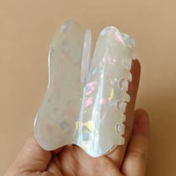 Exquisite and cute tooth-shaped hair clip, iridescent Marlon color, available in large and small sizes, half-up style, semi-tran