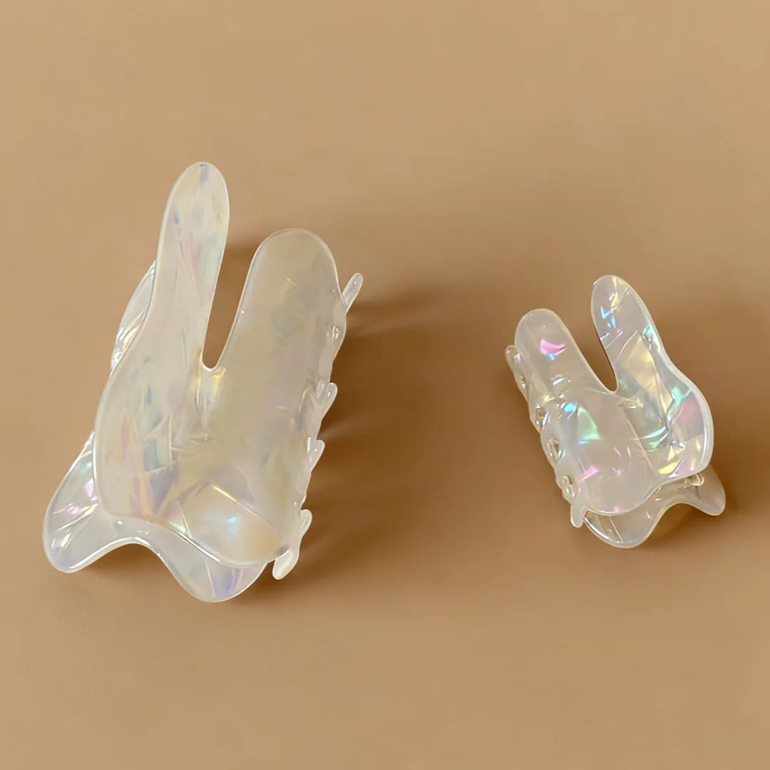 Exquisite and cute tooth-shaped hair clip, iridescent Marlon color, available in large and small sizes, half-up style, semi-tran