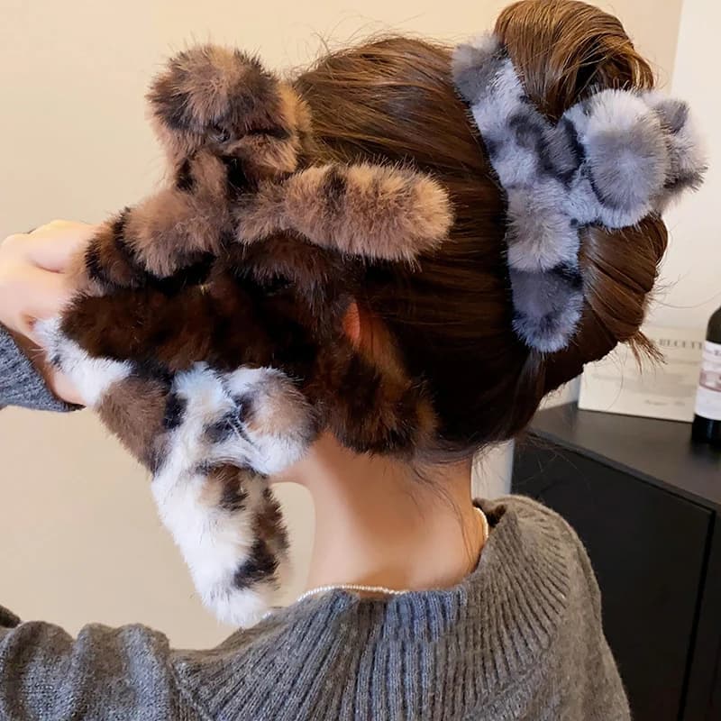 1pc Plush Leopard Print Claw Clip, Exquisite Rear Scalp Hairdressing Shark Clip, Large Size Hairip for Thick Hair.