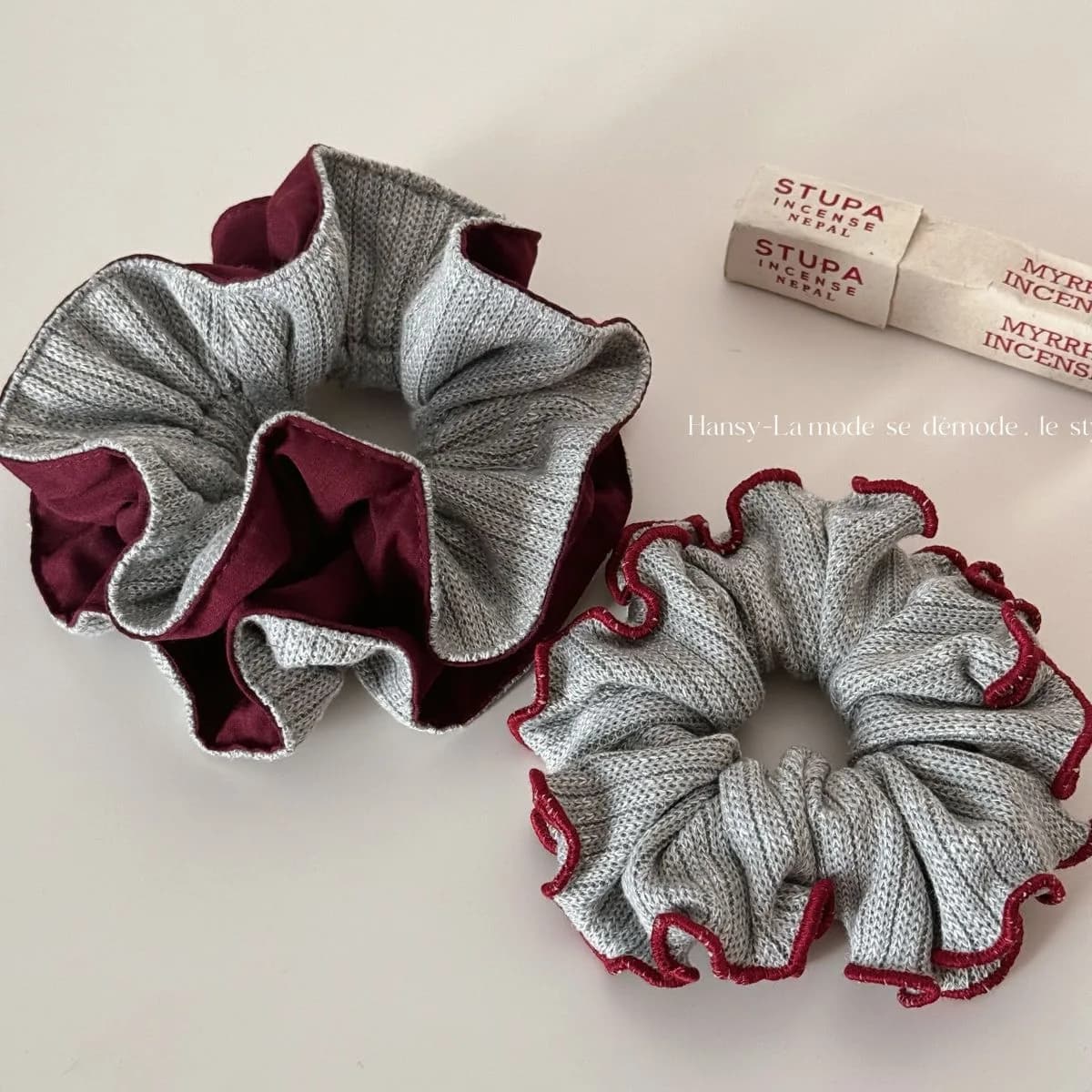 1pc Korean-style autumn/winter knitted scrunchie, fashionable double-layer contrasting color pleated splicing yarn bun hair tie