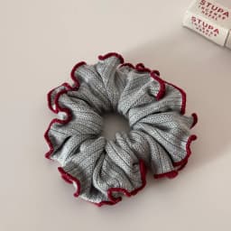 1pc Korean-style autumn/winter knitted scrunchie, fashionable double-layer contrasting color pleated splicing yarn bun hair tie