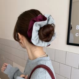 1pc Korean-style autumn/winter knitted scrunchie, fashionable double-layer contrasting color pleated splicing yarn bun hair tie
