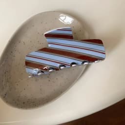 1pc Retro winter blue and brown striped hair claw, high-end niche back-of-head shark clip, minimalist elegant bun hair clip.