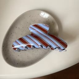 1pc Retro winter blue and brown striped hair claw, high-end niche back-of-head shark clip, minimalist elegant bun hair clip.