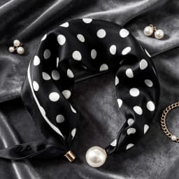 High End Chic Lazy Scarf Lightweight Convenient Magnetic Buckle Scarf Polyester Printed Design Pearl Decoration Scarf Vacation