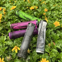 1pair 22.2mm Single-Sided Lock-On MTB/DH/BMX/Off-road Bike Rubber Handlebar Grips with Aluminum Alloy Lock Rings, Tie-Dye Design