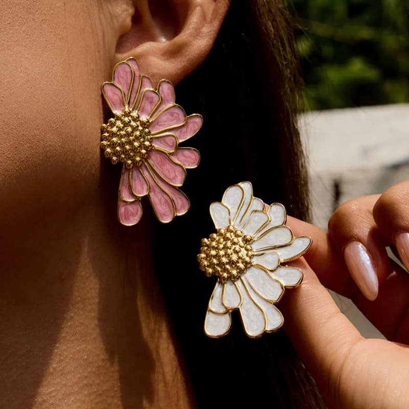 White Pink Color Metal Petal Stud Earrings for Women Personality Fashion Flower Earrings pendientes mujer