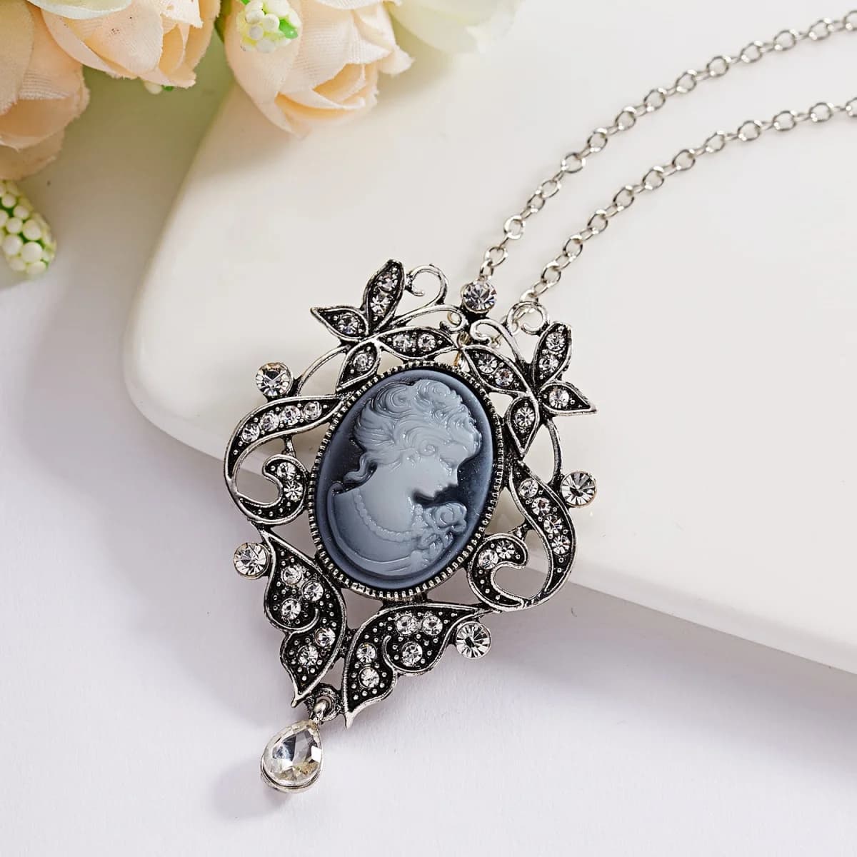 Vintage Cameo Beauty Portrait Pendant Necklace For Women Men Luxury Resin Lady Queen Flower Butterfly Long Sweater Chain Jewelry