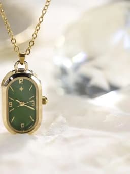 Women's Pendant Watch Oval Necklace Elegant Quartz Pocket Watch Fashion Jewelry Luxurious and Compact Valentine's Day Gift